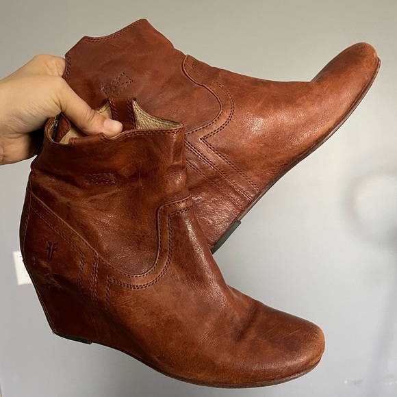 Frye Carson Wedge Cognac Leather Ankle Bootie Size 8.5 - Picture 4 of 9